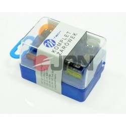 A TARTALÉK IZZÓKÉSZLET TARTALMAZZA: 5W P21 5W 12V 21 5W PY21W 12V 21W R5W 12V 5W W5W 12V 5W BIZTOSÍTÉK 10A 15A 20A 74E0003JPN